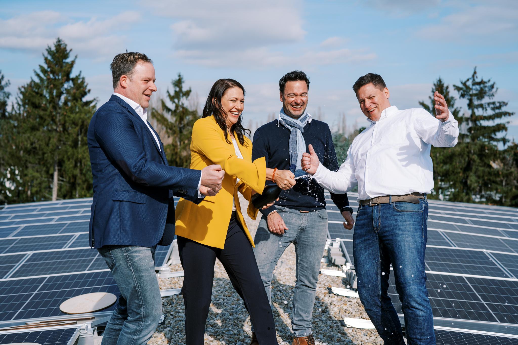 Team Tausendundein Speicher feiert auf einer Photovoltaik-Anlage